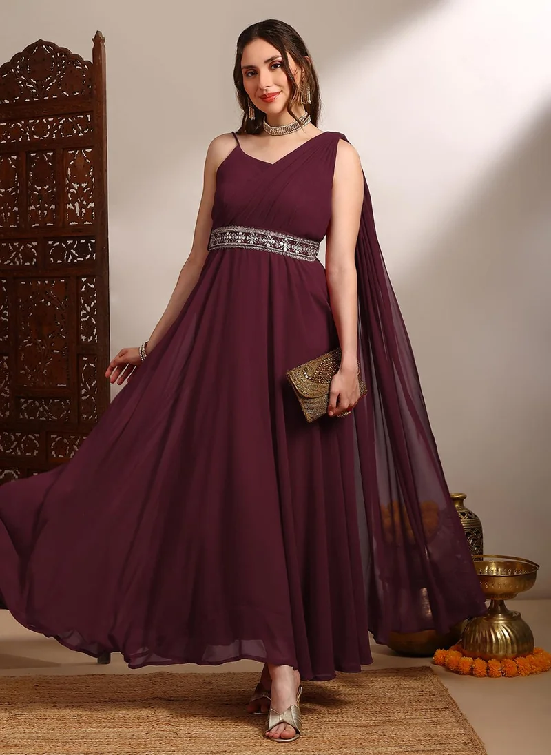 جلو باص فستان ماكسي نسائي من جلوبس، لون عنابي، قماش جورجيت، بحمالات كتف، بقصة واسعة من الأسفل، مزين بحزام مطرز، مناسب للمناسبات.